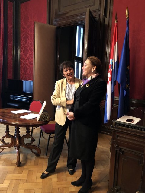 Initiatorin Jadranka Gros (l.) mit der kroatischen Botschafterin in Wien, Vesna Cvjetković, bei der offiziellen Verleihung.