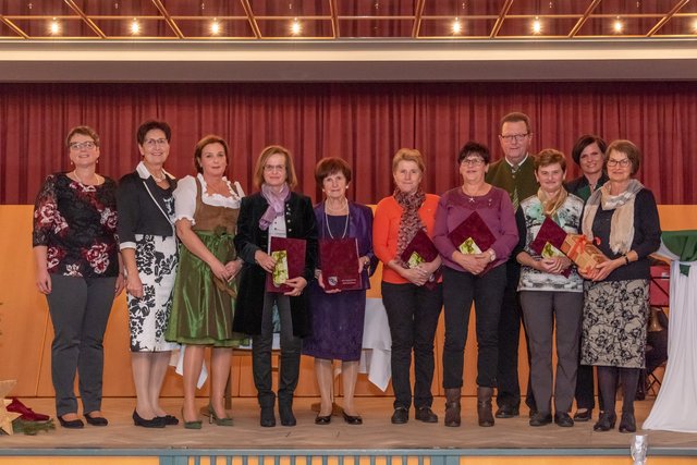 Barbara Stögner (GF Krankenpflegeverein ) Vizebgm. Liselotte Winklhofer, Obfrau Roswitha Lederer, Resi Wollmann, Hilde Haslinger, Anni Lechner, Liesi Steiner, Bgm. Fritz Kreil, Maria Braitenthaller, Gemeinderat Tanja Kreer und Anneliese Stein.