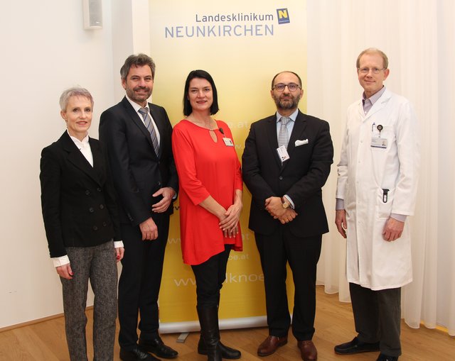 Stv. Regionalmanagerin Thermenregion Dipl. KH-BW Ingrid Schwarz MSc, Kaufm. Direktor Dipl.KH-BW Johann Ungersböck, Pflegedirektorin Maria Aichinger MSc, MAS, Ärztlicher Direktor ao. Univ.-Prof. Dr. Ojan Assadian, Stv. Ärztlicher Direktor Prim. Univ.-Doz. Dr. Martin Uffmann (v.l.). | Foto: Landesklinikum Neunkirchen