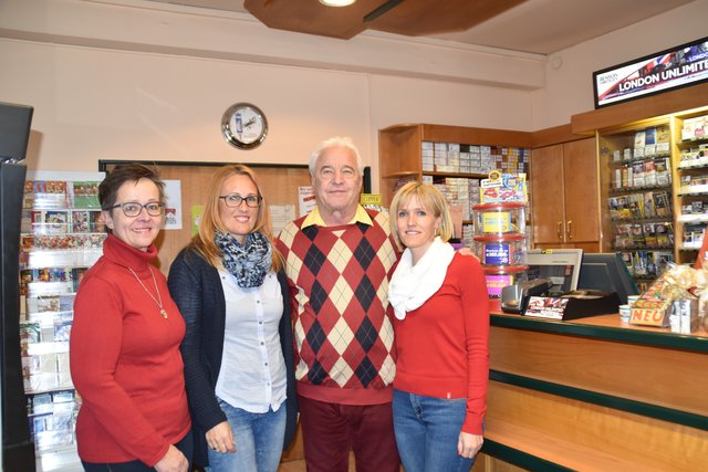 &lt;f&gt;Trafikant Johann Scheiber&lt;/f&gt; mit seiner Frau Christine (li.) und den Mitarbeiterinnen Barbara Schintler (2.v.li.) und Heidi Sicher | Foto: Friessnegg