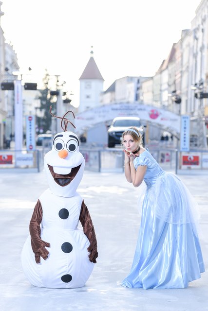 Interessierte können gemeinsam mit Olaf aus dem Disney-Film " Die Eisprinzessin" eislaufen.