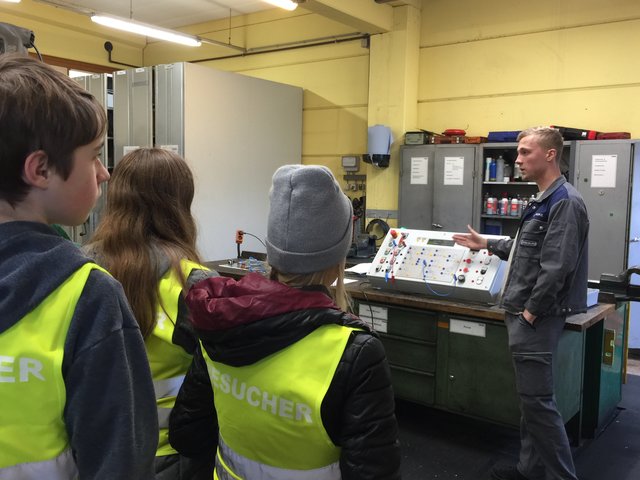 Spannende Einblicke ergaben sich für Schüler der Kompass Schule Ried beim Betriebsbesuch der Kraiburg Austria GmbH.