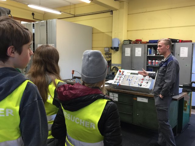 Spannende Einblicke ergaben sich für Schüler der Kompass Schule Ried beim Betriebsbesuch der Kraiburg Austria GmbH.  | Foto: Kompass Schule Ried