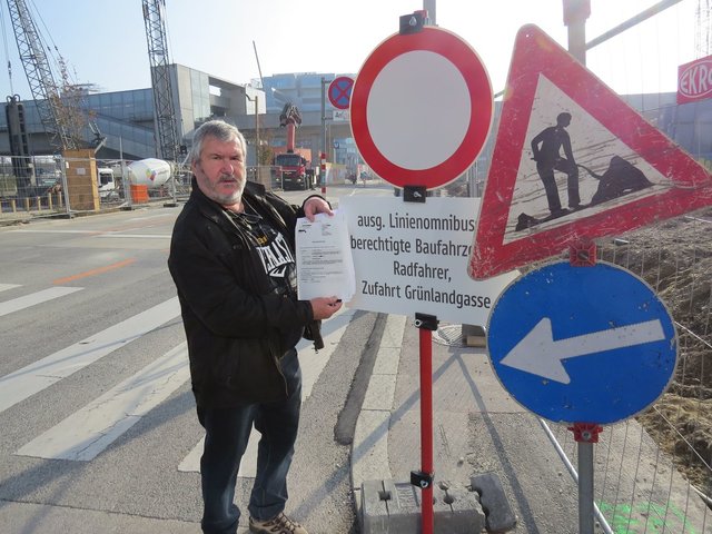 Für die Anrainer, wie Walter Haab, bedeuten die Bauarbeiten einen Umweg zu den Kleingartensiedlungen.  | Foto: Sabine Krammer