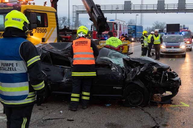 Das Auto landete am Dach, quer über die Fahrstreifen.