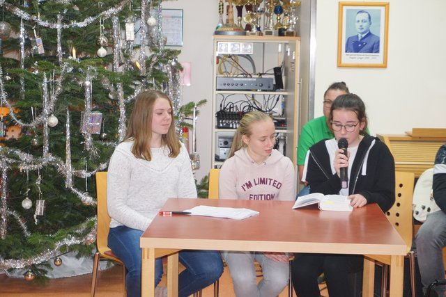 Die Schüler gestalteten eine besinnliche Feier.
