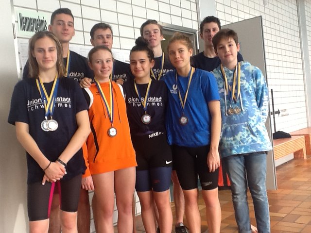 Die SchwimmerInnen JG 2005 und älter (mit Trainer Christoph Grabmaier)