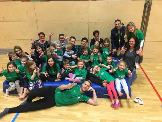 Projekt TaF+: Im Winter turnt Übungsleiter Reinhard Strasser, Obmann des UFC Riegerting, mit den Kindern und Eltern in der Turnhalle in Kirchheim. | Foto: UFC Riegerting