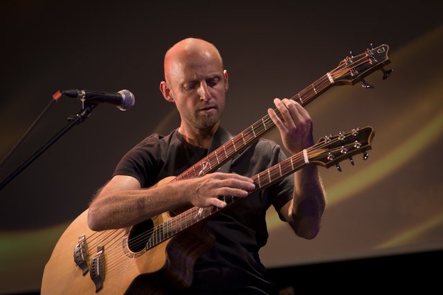 Der Gitarrist David Hauser wird Blues-Interpretationen von Weihnachtsliedern spielen. | Foto: Foto Flausen