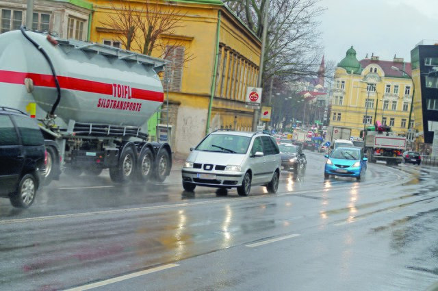 Der starke Verkehr und die Spurrillen spielen den Anrainern der Grünbergstraße böse mit, so Frau Henriette.