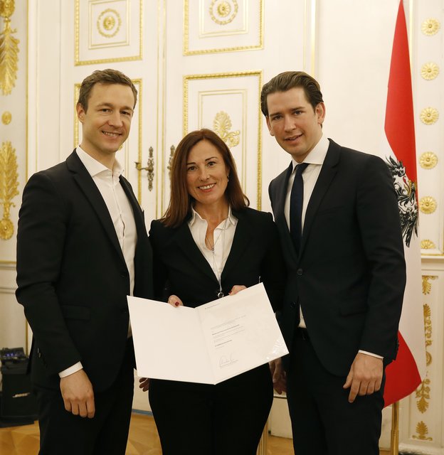 Bundeskulturminister Gernot Blümel, Kommerzialrat Waltraud Guschlbauer und Bundeskanzler Sebastian Kurz. | Foto: BKA, Dragan Tatic 