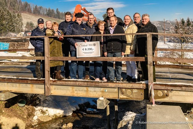 Scheckübergabe direkt vor Ort auf der Behelfsbrücke bei Familie Ornik in Gamlitz. Von links die Rotarier Edmund Willinger und Albin Prinz, Paul-Harris-Fellow-Trägerin Inge Muster, Volkmar Pötsch, Rotary Präsident Ervin Hartman, Oliver Michl, Familie Ornik, Dr. Peter Sigmund, Bürgermeister Karl Wratschko und Rotarier Franz Brolli.