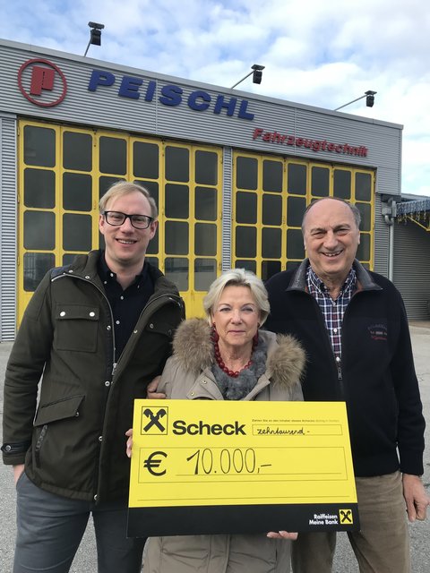 Namens der Fahrzeugbaufirma Peischl spenden Markus, Charlotte und Ernst Peischl 10.000 Euro.