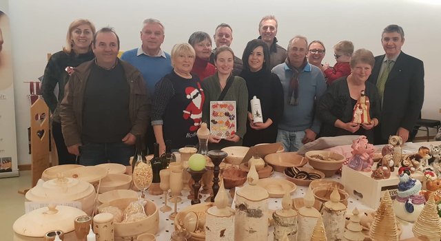 Adventlich gestimmt (von links): Adella Glocknitzer, Alfons Traupmann, Johann Mattis, Marianne Steiner, Claudia Mittl, Hannes Kalchbrenner, Ute Fink, Vbgm. Lorenz Fabsits, Karl Erkinger, Judith Lechner mit Martin, Christine Milisits, Bgm. Walter Temmel.