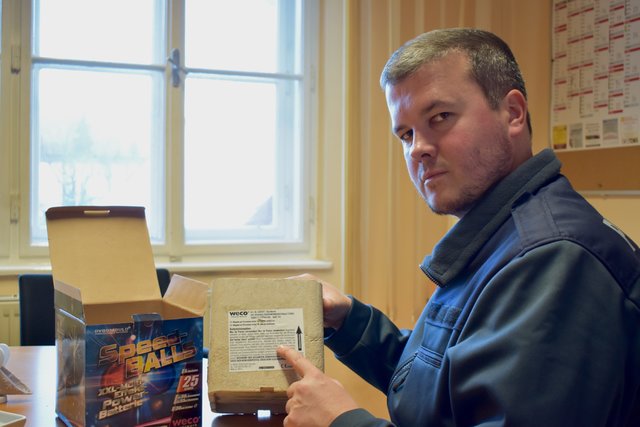 Robert Pichler von Crazy Pyrofighters zeigt die Sicherheitsanweisungen, die auf jeder Feuerwerksbatterie mit CE-Kennzeichen genau beschrieben sind.