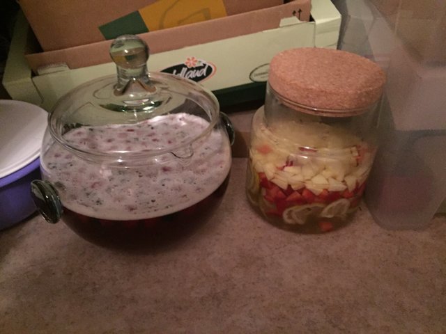 Weizenbierbowle (links): 2 Flaschen Weizenbier mit 250 g Puderzucker und 1/4 Liter Himbeersirup und 1 Flasche Weißwein in Behälter geben. 1-2 Packungen Tiefkühl-Himbeeren dazugeben und über Nacht ziehen lassen. Kurz vor dem Servieren 1 Flasche trockenen Sekt dazugeben und servieren. | Foto: Knoflach-Haberditz