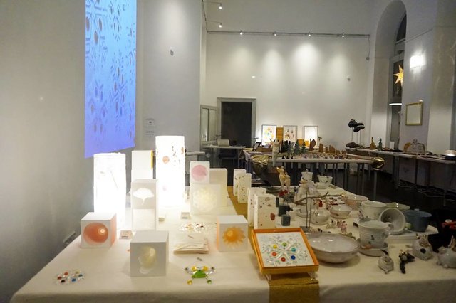 NUR noch 6 Tage, dann ist Hl.Abend!
Die „Galerie Sandpeck Wien 8“ lädt zum Staunen und Shoppen am Uhlplatz, Ecke Florianigasse 75.
Bis 23.12.2018 täglich von 14-19 Uhr gibt´s den Kunst + Design ADVENT der Josefstadt!
10 DesignerInnen präsentieren Dinge, die das Leben verschönern für Menschen die das Besondere und Außergewöhnliche schätzen!
mehr www.sandpeck.com
freier Eintritt!
#Josefstadt #Wien #Advent #Kunst #Design #Handwerk #Kunsthandwerksmarkt #Weihnachtsmarkt #Christkindlmarkt #Adventmarkt – hier: Galerie Sandpeck Wien Verein zur Förderung von Kunst, Kultur und Wirtschaft.