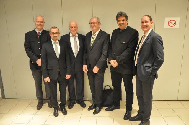 Primar Hannes Hofmann (3.v.l.) mit Vertretern des LKH Feldbach-Fürstenfeld und der Kages bei seiner Verabschiedungsfeier.