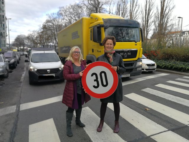 Bezirksvize Momo Kreutz (l.) und die grüne Klubobfrau Josefa Molitor-Ruckenbauer fordern Tempo 30.