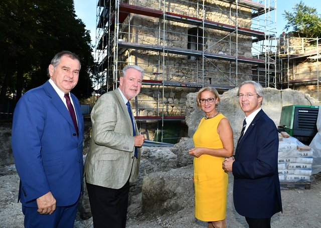 Landeshauptfrau Johanna Mikl-Leitner, Bürgermeister Klaus Schneeberger, Stadtrat Franz Dinhobl und Stadtbaudirektor Manfred Korzil beim Lokalaugenschein vor den Wiener Neustädter Kasematten.