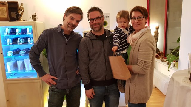 Inhaber Thomas Priester mit seiner Familie im Hanf-Shop Evergreen in der Kettenbrückengasse.