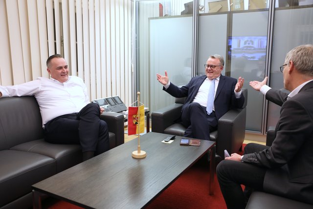 Ein lebhaft geführtes Interview: LR Hans Peter Doskozil und LH Hans Niessl im Gespräch mit Bezirksblätter-Chefredakteur Christian Uchann