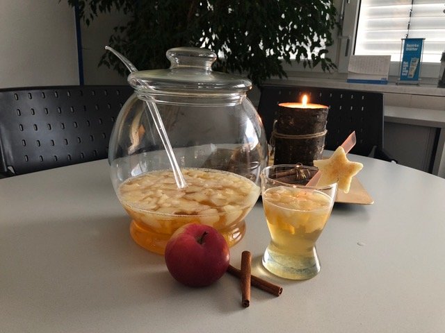 Apfel-Cidre-Bowle: 4 Äpfel, 3 Flaschen Apfel-Cidre (0,33 lit), 250 ml Wasser, 2 EL Kandiszucker, 2 EL Zitronensaft, 1 Stange Zimt. Tipp: Äpfel in Scheiben schneiden und mit einem Keksausstecher Sterne ausstechen. Diese mit Wasser, Zucker, Zimt und Zitronensaft aufkochen, abkühlen lassen. | Foto: Haid