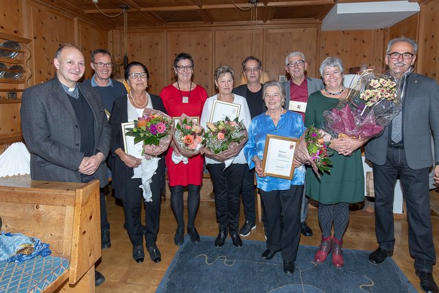 v. l.: Dekan Martin Komarek, Alfred Krismer, Erika Ginther, Bernadette Kössler, Rosi Tröger, Bgm Dr. Wolfgang Jörg, Erna Drexel, Dr. Martin Kössler, Chorleiterin Maria Kössler, Obmann Ing. Wilhelm Raggl