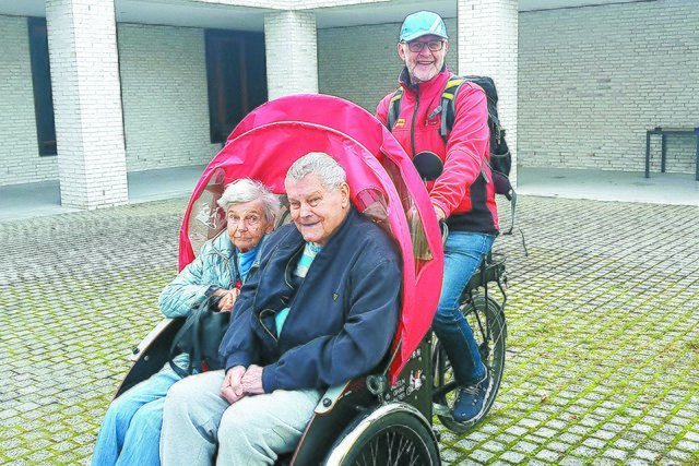 Manfred Gmeiner ist einer von rund 50 Freiwilligen, die Dornbirner Senioren per Rikscha (im Bild das Ehepaar Galik) zu einem besonderen Vergnügen verhelfen.