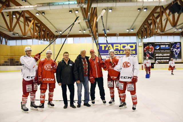 Der Leiter des Technischen Stabes, Hans Herzog (Mitte), mit Kollege Johann Stumpfel (links daneben), seinem Freund Kirk Furey (rechts daneben) im Kreise einiger seiner liebgewonnenen AHL-Spieler | Foto: Polzer