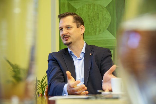 52 Gesprächstermine in Beisln, Kaffeehäusern und am Fußballplatz hat Bezirksvorsteher Marcus Franz wahrgenommen. | Foto: Christian Husar