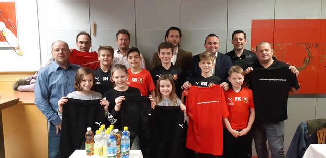 Christian Schlaffer, Robert Strobl, Helena Strobl, Jakob Heinrich, Dietmar Duchon, Jasmin Heinrich, Sebastian Kirnbauer, Dr. Aron Wegscheidler, Marlena Leser, Robin Nusshall, Jürgen Kirnbauer, Felix Kacsits, Mario Wessely, Markus Fuchs
präsentierten mit Stolz die neuen Utensilien.