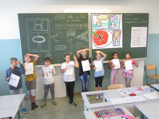 Schüler und Lehrer laden zum Tag der offenen Tür.
