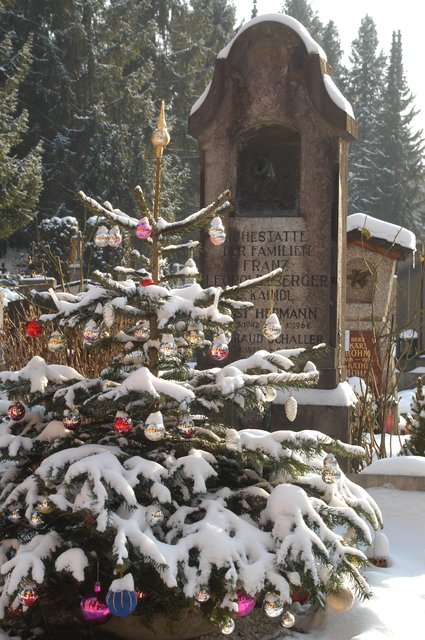 Die Friedhöfe erstrahlen zu Weihnachten im besonderen Glanz: Christbäume, adventliche Gestecke und hunderte Kerzen schmücken die Gräber.