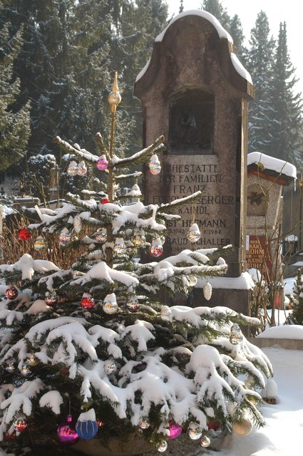 Die Friedhöfe erstrahlen zu Weihnachten im besonderen Glanz: Christbäume, adventliche Gestecke und hunderte Kerzen schmücken die Gräber. | Foto:  Stadt Salzburg / G. Strobl-Schilcher