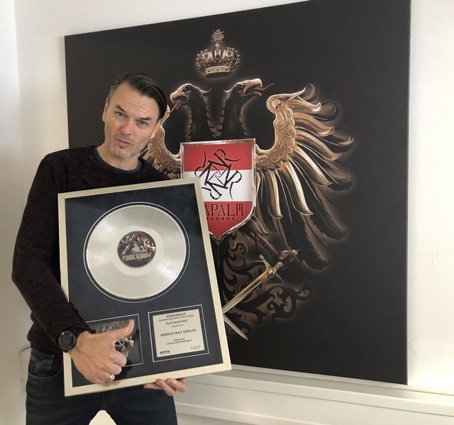 Napalm Records CEO Markus Riedler freut sich über die Schallplatte in Platin.