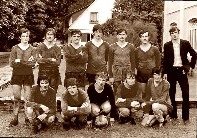 Wenn der Fußball Freunde fürs Leben schafft: Erkennen Sie alle Spieler der Eibiswalder Mannschaft aus den 70ern? | Foto: KK