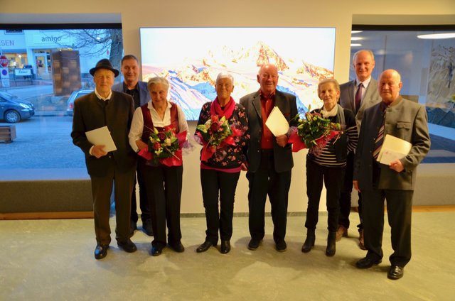 Die Jubelpaare Anna und Anton Klaunzer, Julia und Walter Oblasser, Theodora und Erich Egger (v.v.l.) mit
GR David Köll und Bezirkshauptfrau-Stv. Karl Lamp.