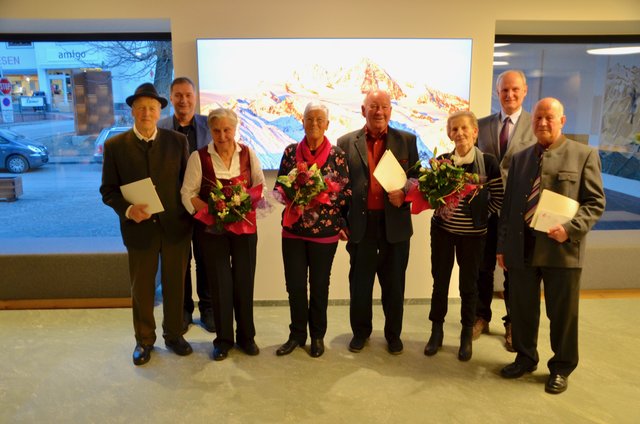 Die Jubelpaare Anna und Anton Klaunzer, Julia und Walter Oblasser, Theodora und Erich Egger (v.v.l.) mit 
GR David Köll und Bezirkshauptfrau-Stv. Karl Lamp. | Foto: Gemeinde Matrei