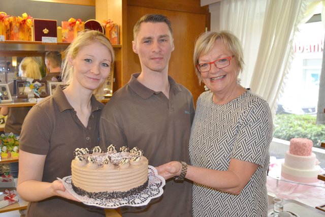 50 Jahre Konditorei Harrer: Ein Beispiel für die beständige Wirtschaftsentwicklung der Stadt. Michael Harrer mit Schwester Patricia und Bgm. Ingrid Salamon. | Foto: Stadtgemeinde Mattersburg