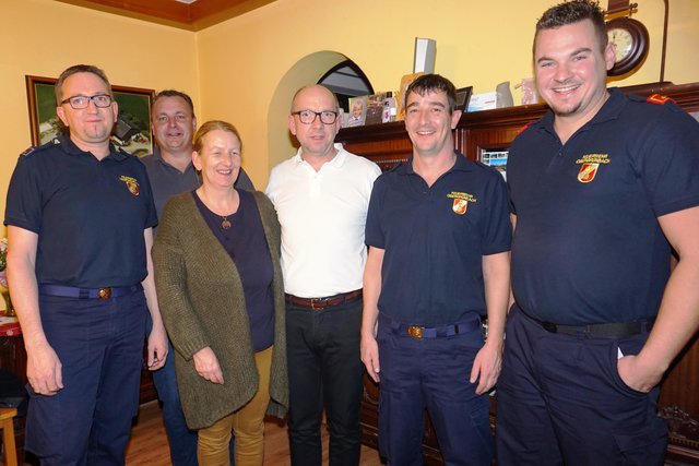 Foto von links: FF-Verwalter Andreas Grötzl, Konrad Herndler, Anna Weissinger, Christian Weissinger, FF-Kommandant-Stellvertreter Alexander Pernleitner, FF-Kommandant Alexander Herndler bei der Übergabe