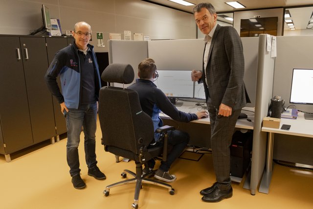 Geschäftsführer Bernd Noggler (l.) führte Bürgermeister Georg Willi durch die Leistelle Tirol.
