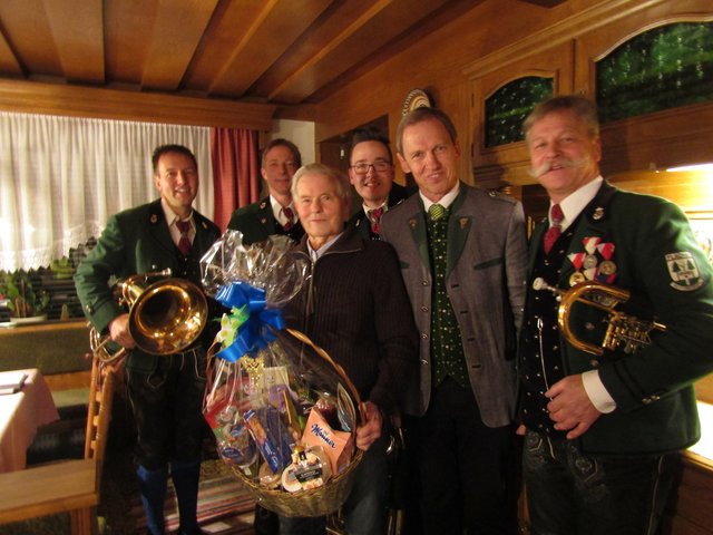 der Jubilar Andreas Bergschober mit Bürgermeister Thomas Oberreiter und Musikanten der Trachtenmusikkapelle Flachau von links nach rechts: Rupert Schnell, Helmut Ellmer, Philipp Fischbacher und Peter Schnell.