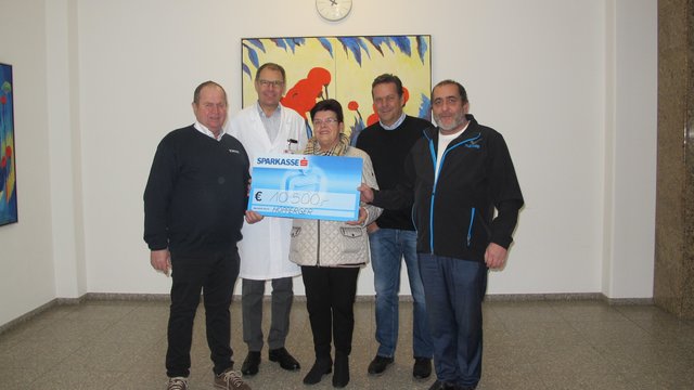 10.500 Euro sind für den Verein Tumorforschung bei der Benefizveranstaltung zusammengekommen: Klaus Höpperger, Prim. Dr. Ewald Wöll, Ingrid Santer, Harald Höpperger, Peter Prantl  (v.l.). | Foto: Krankenhaus St. Vinzenz Zams