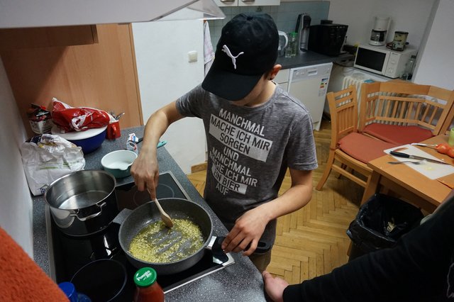 Auch das gemeinsame Kochen macht den Teenies viel Spaß.  | Foto: Y4U