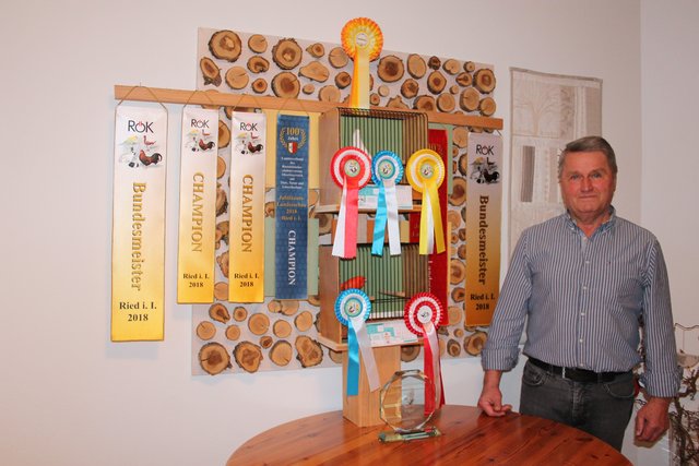 <f>Josef Gabriel</f> in seinem Haus in Peilstein mit seiner Auszeichnungssammlung und zwei seiner schönsten Vögel.