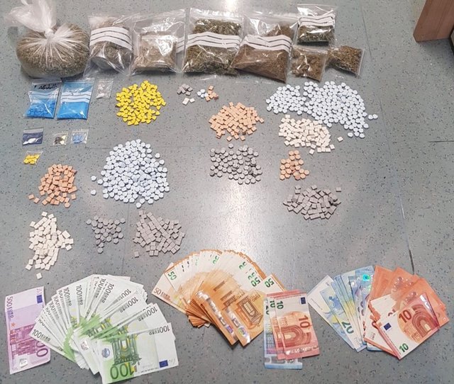 Bei einem 28-jährigen Mann und seiner 16-jährigen Komplizin wurden Drogen und Bargeld sichergestellt.
