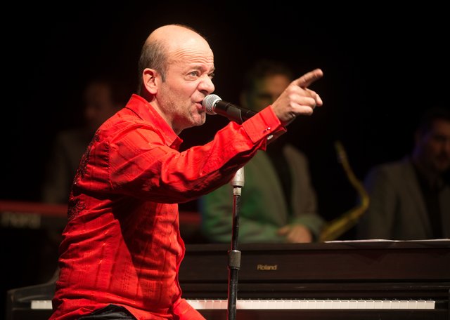 Andy Lee Lang wird wie gewohnt mit roter Oberbekleidung auf die  Bühne kommen und das Publikum rocken. | Foto: Franz Neumayr
