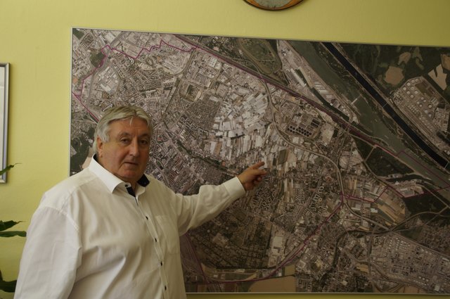 Die Industriegebiete und die Gärtnereien sorgen für Diskussionen beim Parkpickerl, zeigt Bezirksvorsteher Paul Stadler.
