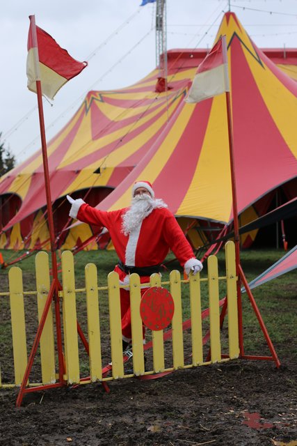 Der Weihnachtsmann lädt in den Zirkus ein.